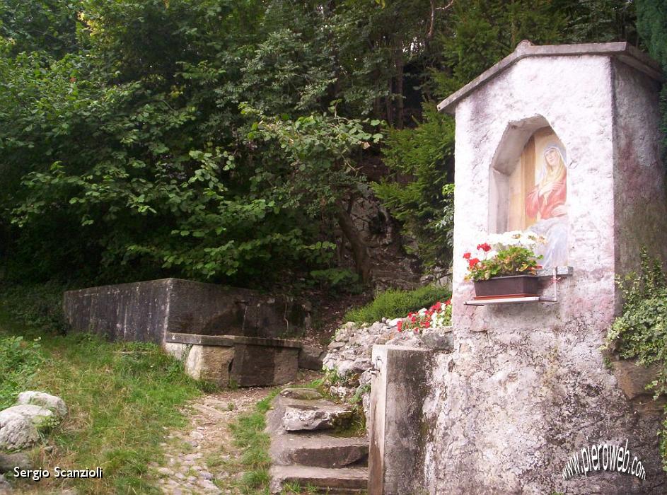 05 La prima fonte e la Madonnina.jpg